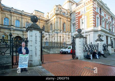 Reading, Berkshire, Royaume-Uni. 25 septembre 2023. Ce matin, un groupe de six résidents locaux ont brandi des pancartes devant Reading Crown court dans le Berkshire dans le cadre de la campagne Defend our jurys. En mars 2023, Trudi Warner, 68 ans, a brandi une pancarte devant la cour de la couronne de Londres intérieure, où se tenait un procès climatique, avec les mots « jurés, vous avez le droit absolu d’acquitter un accusé selon votre conscience ». Trudi Warner est maintenant poursuivi pour outrage au tribunal par le solliciteur général. Crédit : Maureen McLean/Alamy Live News Banque D'Images