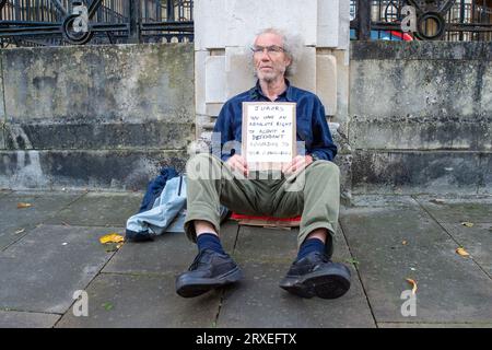 Reading, Berkshire, Royaume-Uni. 25 septembre 2023. Ce matin, un groupe de six résidents locaux ont brandi des pancartes devant Reading Crown court dans le Berkshire dans le cadre de la campagne Defend our jurys. En mars 2023, Trudi Warner, 68 ans, a brandi une pancarte devant la cour de la couronne de Londres intérieure, où se tenait un procès climatique, avec les mots « jurés, vous avez le droit absolu d’acquitter un accusé selon votre conscience ». Trudi Warner est maintenant poursuivi pour outrage au tribunal par le solliciteur général. Crédit : Maureen McLean/Alamy Live News Banque D'Images