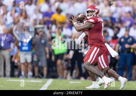 Arkansas Razorbacks quarterback KJ Jefferson (1) passe en marge contre la défense des Tigers de la LSU, samedi 23 septembre 2023, à Baton Rouge, Loui Banque D'Images