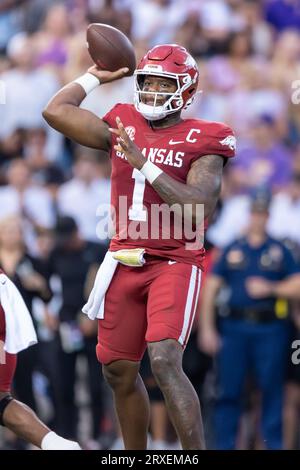 Arkansas Razorbacks quarterback KJ Jefferson (1) passe en marge contre la défense des Tigers de la LSU, samedi 23 septembre 2023, à Baton Rouge, Loui Banque D'Images