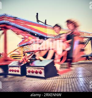 Promenade dans le parc des expositions au crépuscule en été Banque D'Images