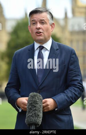 Londres, Angleterre, Royaume-Uni. 25 septembre 2023. Le général JONATHAN ASHWORTH, paymaster de l'ombre, est interviewé à Westminster. (Image de crédit : © Thomas Krych/ZUMA Press Wire) USAGE ÉDITORIAL SEULEMENT! Non destiné à UN USAGE commercial ! Crédit : ZUMA Press, Inc./Alamy Live News Banque D'Images