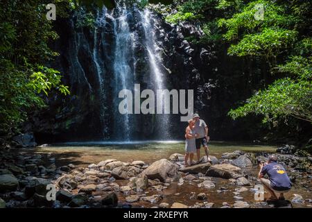 Touristes prenant des photos à Ellinjaa Falls sur le « circuit des chutes d'eau » près de Millaa Millaa, Atherton Tablelands, Queensland, Australie Banque D'Images