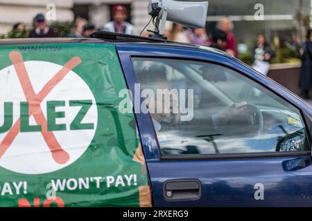 Piers Corbyn traverse Londres pour protester contre ULEZ et son expansion. Banque D'Images