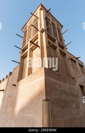 Tour de vent restaurée dans le souk historique de Bastakia, présentant un ancien système ingénieux de ventilation d'air, Dubaï, Émirats arabes Unis Banque D'Images