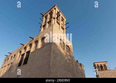 Tour de vent restaurée dans le souk historique de Bastakia, présentant un ancien système ingénieux de ventilation d'air, Dubaï, Émirats arabes Unis Banque D'Images