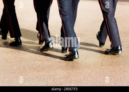 Les jambes et les pieds de la Garde Royale marchant. Banque D'Images