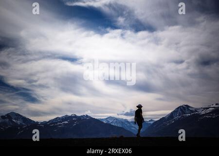 Randonneur debout contre la Sierra Nevada, Leeâ€ Vining, Californie, USA Banque D'Images