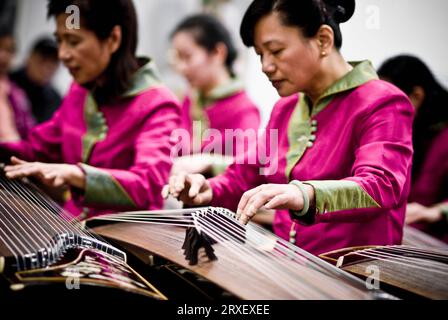 Femmes jouant de la musique traditionnelle chinoise Gu-Zheng pendant le nouvel an chinois 2009. Banque D'Images