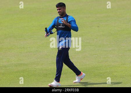 Mehedi Hasan Miraz pendant les joueurs de cricket bangladais assistent à une séance d'essais au Sher-e-Bangla National Cricket Stadium (SBNCS) avant la troisième Banque D'Images