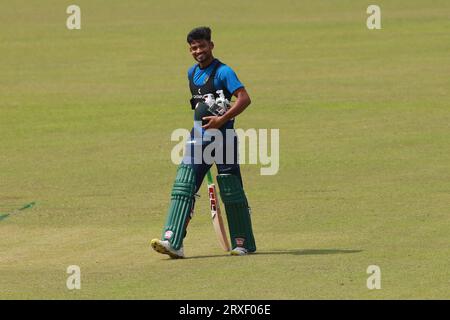 Nazmul Hasan Shanto pendant les joueurs de cricket bangladais assistent à une séance d'essais au Sher-e-Bangla National Cricket Stadium (SBNCS) avant la troisième Banque D'Images