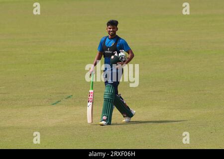 Nazmul Hasan Shanto pendant les joueurs de cricket bangladais assistent à une séance d'essais au Sher-e-Bangla National Cricket Stadium (SBNCS) avant la troisième Banque D'Images