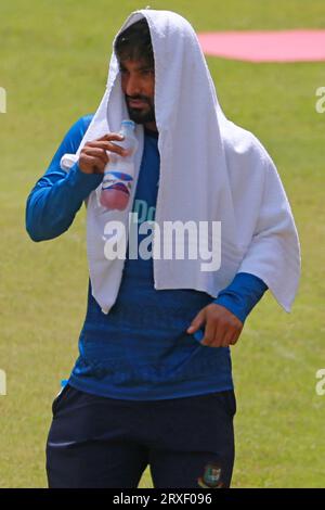 Liton Das pendant les joueurs de cricket bangladais assistent à une séance d’essais au Sher-e-Bangla National Cricket Stadium (SBNCS) avant la troisième et finale Banque D'Images