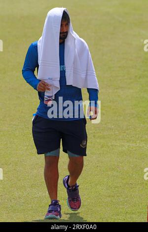 Liton Das pendant les joueurs de cricket bangladais assistent à une séance d’essais au Sher-e-Bangla National Cricket Stadium (SBNCS) avant la troisième et finale Banque D'Images