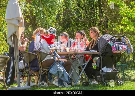 Les familles pique-niquent dans le parc zoologique de la haute touche - Indre (36), France. Banque D'Images