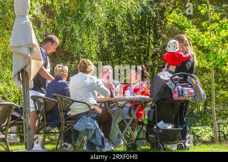 Les familles pique-niquent dans le parc zoologique de la haute touche - Indre (36), France. Banque D'Images