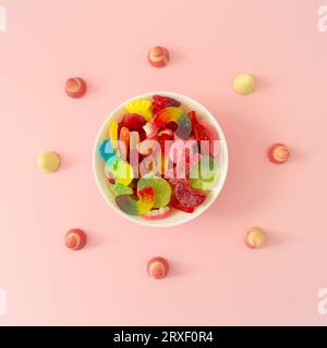 Fond créatif fait de bonbons gommeux. Lay plat coloré. Bonbons gélifiés esthétiques. Concept minimal. Banque D'Images