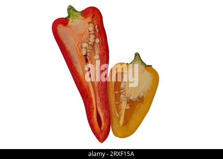 poivron rouge et jaune en coupe sur fond blanc. Photo de haute qualité Banque D'Images