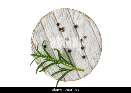 Camembert frais avec camembert tranché isolé. Vue de dessus du morceau de fromage camembert avec romarin sur fond blanc. Photo de haute qualité Banque D'Images