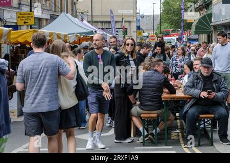 Great Bath Food Feast, Bath a fermé la rue Milsolm pour une célébration de la nourriture et des boissons. Dessiner dans une grande foule. Bath somerset Royaume-Uni Banque D'Images
