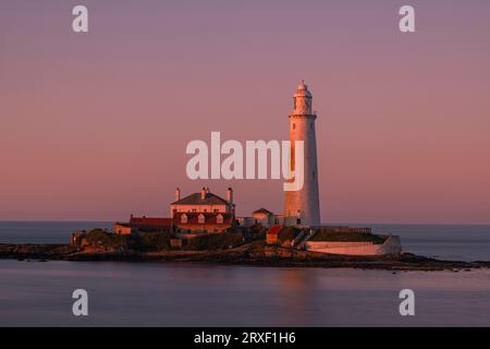 Une soirée au phare de St Mary's dans le Northumberland, en Angleterre Banque D'Images