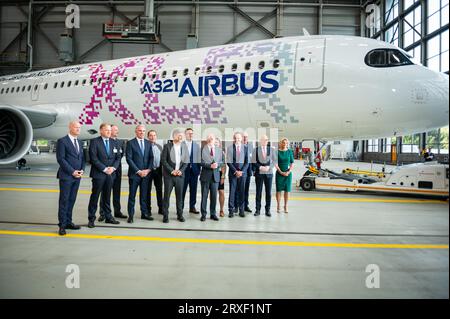 25 septembre 2023, Hambourg : Robert Habeck (6e à gauche, Bündnis 90/Die Grünen), ministre fédéral de l'économie et vice-chancelier, chancelier OLAF Scholz (SPD), Anna Christmann, coordinatrice du gouvernement fédéral pour l'aérospatiale allemande, Volker Wissing (FDP), ministre fédéral du numérique et des transports, et Peter Tschentscher (SPD), Premier maire de Hambourg, pose devant un Airbus A321. Des politiciens de haut rang et des experts de l'aviation se réuniront lundi à Hambourg pour la 3e Conférence nationale sur l'aviation sous le slogan «Aviation : innovante et neutre pour le climat». Photo : Jonas Walzberg/dpa Banque D'Images