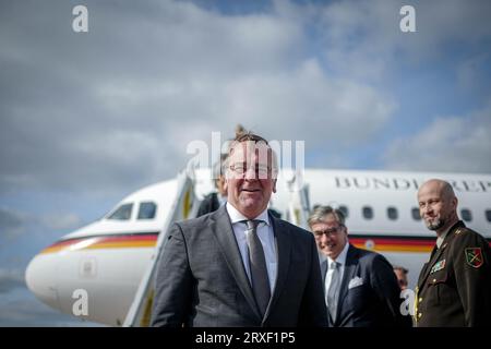 Riga, Lettonie. 25 septembre 2023. Boris Pistorius (SPD), ministre fédéral de la Défense, arrive à l'aéroport de Riga. Le ministre de la Défense se rend dans les pays baltes pour plusieurs jours de pourparlers avec les partenaires de l’OTAN. Le voyage commence par une réunion dans la capitale lettone Riga et se poursuit en Estonie mardi. Crédit : Kay Nietfeld/dpa/Alamy Live News Banque D'Images