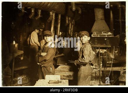 Lewis Hine : Glass Works, Midnight, Indiana, 1908 Glass Works. Minuit. Localisation : Indiana. Photographie de Lewis Wickes Hine, avril 1908. Banque D'Images