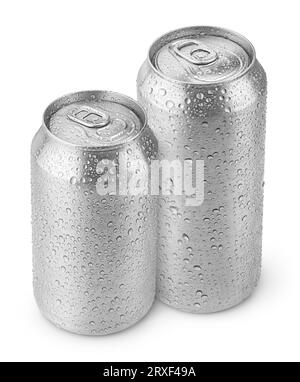 canettes de bière en aluminium de 500 ml et 330 ml avec gouttes d'eau isolées sur blanc Banque D'Images