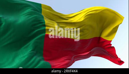 Gros plan du drapeau national du Bénin brandissant. Deux bandes horizontales jaune et rouge du côté de la mouche et une bande verticale verte au niveau du palan. illustration 3d réf Banque D'Images