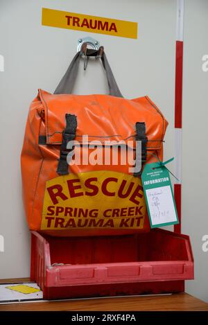 GREYMOUTH, NOUVELLE-ZÉLANDE, 20 MAI 2015 : un kit de traumatologie emballé et prêt à partir dans une mine de charbon en activité près de Greymouth, en Nouvelle-Zélande Banque D'Images