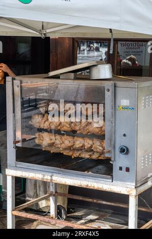 Griller des poulets entiers dans une rôtissoire Banque D'Images