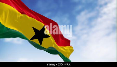 Drapeau national du Ghana agitant par temps clair. Trois bandes horizontales égales, rouge, jaune avec étoile noire, vert, couleurs panafricaines. illustration 3d. Banque D'Images