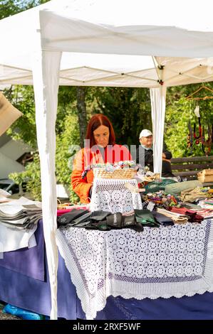 Femme âgée vend de l'artisanat dans le Tyrol du Sud Banque D'Images