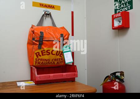 GREYMOUTH, NOUVELLE-ZÉLANDE, 20 MAI 2015 : un kit de traumatologie emballé et prêt à partir dans une mine de charbon en activité près de Greymouth, en Nouvelle-Zélande Banque D'Images