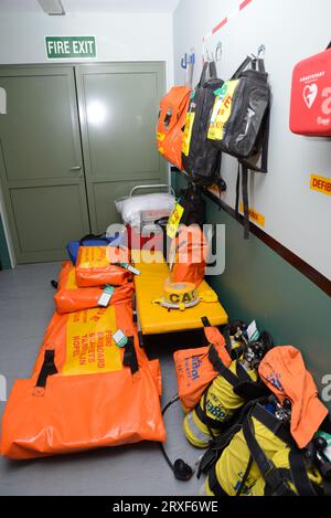 GREYMOUTH, NOUVELLE-ZÉLANDE, 20 MAI 2015 : trousses de premiers soins et de traumatologie emballées et prêtes à partir dans une mine de charbon en activité près de Greymouth, en Nouvelle-Zélande Banque D'Images