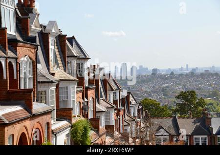 Vue sur la ligne d'horizon de londres avec le parc olympique et le quai des canaries loin du parc à flanc de colline, brique rouge Victorian edwardian résidentiel rue muswell Hill N10 nord de londres angleterre Royaume-Uni Banque D'Images