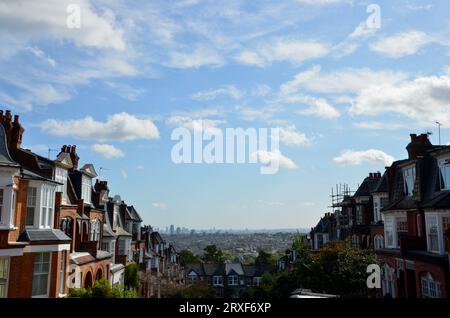 Vue sur la ligne d'horizon de londres avec le parc olympique et le quai des canaries loin du parc à flanc de colline, brique rouge Victorian edwardian résidentiel rue muswell Hill N10 nord de londres angleterre Royaume-Uni Banque D'Images