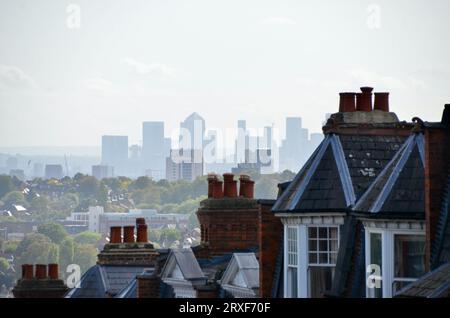 Vue sur la ligne d'horizon de londres avec le parc olympique et le quai des canaries loin du parc à flanc de colline, brique rouge Victorian edwardian résidentiel rue muswell Hill N10 nord de londres angleterre Royaume-Uni Banque D'Images