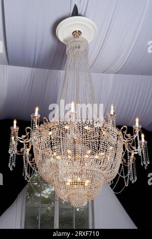 Lustre en cristal lourd avec plafond décoré de tissus. Style Palace, luxe Banque D'Images
