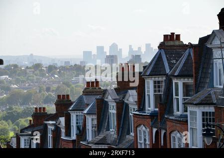 Vue sur la ligne d'horizon de londres avec le parc olympique et le quai des canaries loin du parc à flanc de colline, brique rouge Victorian edwardian résidentiel rue muswell Hill N10 nord de londres angleterre Royaume-Uni Banque D'Images