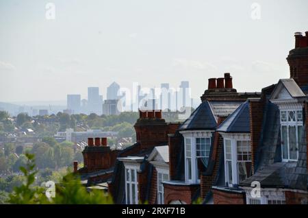 Vue sur la ligne d'horizon de londres avec le parc olympique et le quai des canaries loin du parc à flanc de colline, brique rouge Victorian edwardian résidentiel rue muswell Hill N10 nord de londres angleterre Royaume-Uni Banque D'Images