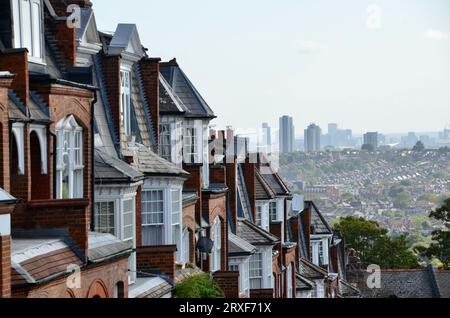 Vue sur la ligne d'horizon de londres avec le parc olympique et le quai des canaries loin du parc à flanc de colline, brique rouge Victorian edwardian résidentiel rue muswell Hill N10 nord de londres angleterre Royaume-Uni Banque D'Images