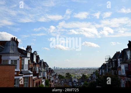 Vue sur la ligne d'horizon de londres avec le parc olympique et le quai des canaries loin du parc à flanc de colline, brique rouge Victorian edwardian résidentiel rue muswell Hill N10 nord de londres angleterre Royaume-Uni Banque D'Images