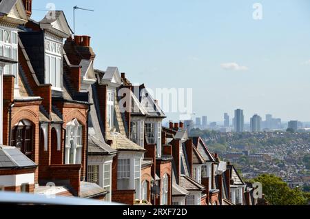 Vue sur la ligne d'horizon de londres avec le parc olympique et le quai des canaries loin du parc à flanc de colline, brique rouge Victorian edwardian résidentiel rue muswell Hill N10 nord de londres angleterre Royaume-Uni Banque D'Images