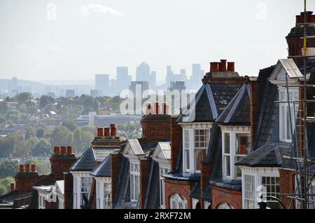 Vue sur la ligne d'horizon de londres avec le parc olympique et le quai des canaries loin du parc à flanc de colline, brique rouge Victorian edwardian résidentiel rue muswell Hill N10 nord de londres angleterre Royaume-Uni Banque D'Images