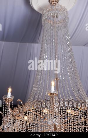 Lustre en cristal lourd avec plafond décoré de tissus. Style Palace, luxe Banque D'Images