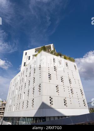 Montpellier, France - 09 18 2023 : vue de côté bas angle de l'hôtel Belaroïa moderne et immeuble d'appartements, architecture contemporaine de manuelle Gautrand Banque D'Images