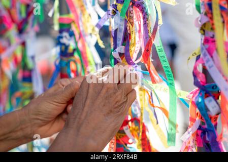 Salvador, Bahia, Brésil - 07 janvier 2022 : On voit des catholiques attacher des rubans sur la balustrade de l'église Senhor do Bonfim lors d'une messe ouverte dans le Banque D'Images