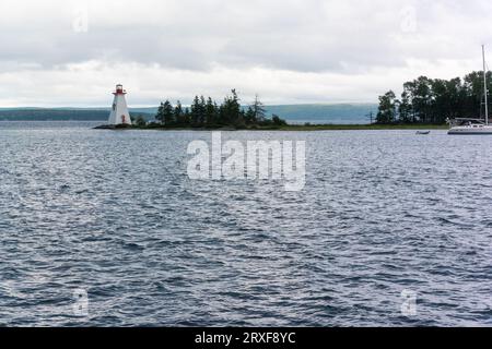 Vue d'un phare sur une île contre ciel Banque D'Images